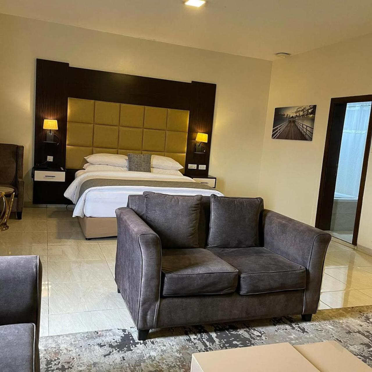 The Heaven Wood Near Delhi Airport Hotel 4*
